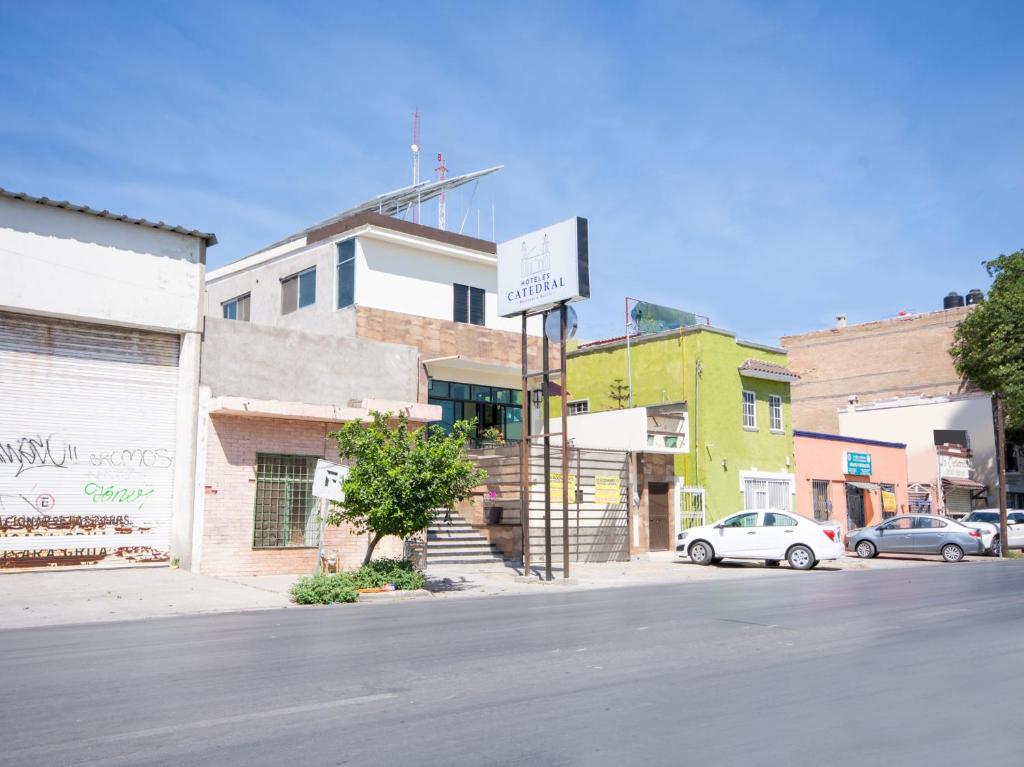 une rue avec un panneau devant un bâtiment dans l'établissement HOTELES CATEDRAL Torreón, à Torreón