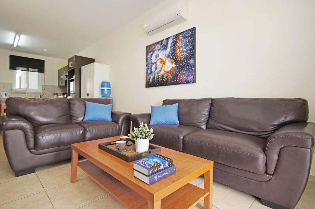 - un salon avec un canapé et une table basse dans l'établissement Apartment Mariada, à Paralímni