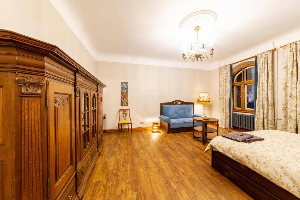 Svetainės erdvė apgyvendinimo įstaigoje Cozy Storie's AP, 47sqm, Renovated 2020, Free parking