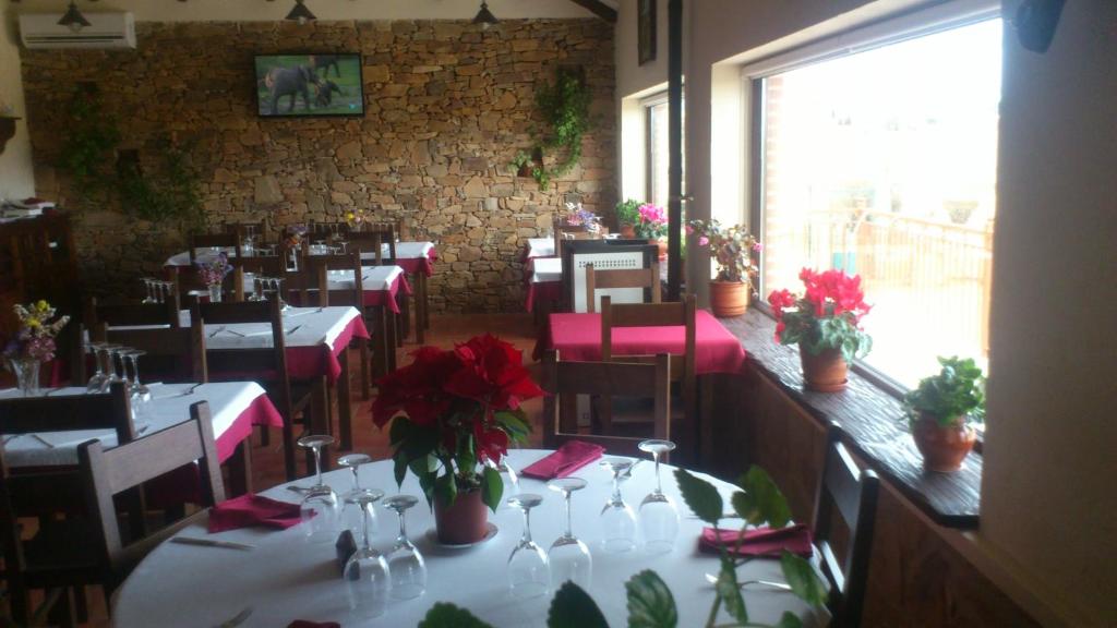 Reštaurácia alebo iné gastronomické zariadenie v ubytovaní Las Mairas