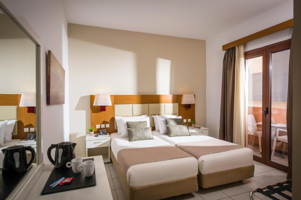 Ein Bett oder Betten in einem Zimmer der Unterkunft Georgia's Garden by Omilos Hotels