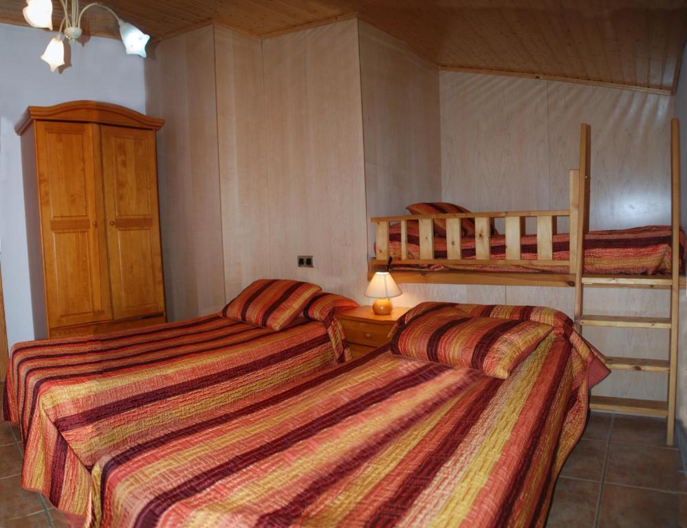 2 Betten in einem Zimmer mit 2 Etagenbetten in der Unterkunft Casa La Catalina II in Beceite