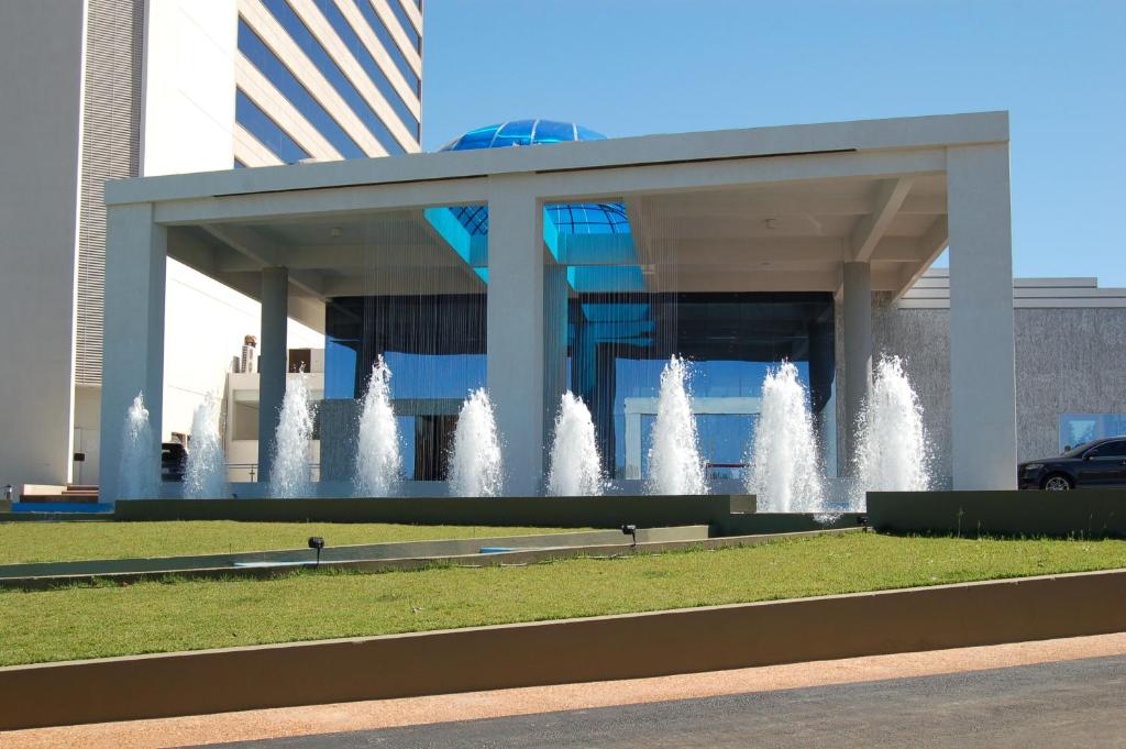 un groupe de fontaines devant un bâtiment dans l'établissement Nobile Hotel Convention Ciudad Del Este, à Ciudad del Este