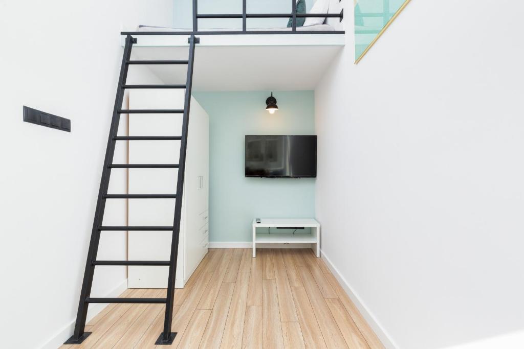 Televízia a/alebo spoločenská miestnosť v ubytovaní Apartment Aleje Jerozolimskie 85 by Noclegi Renters