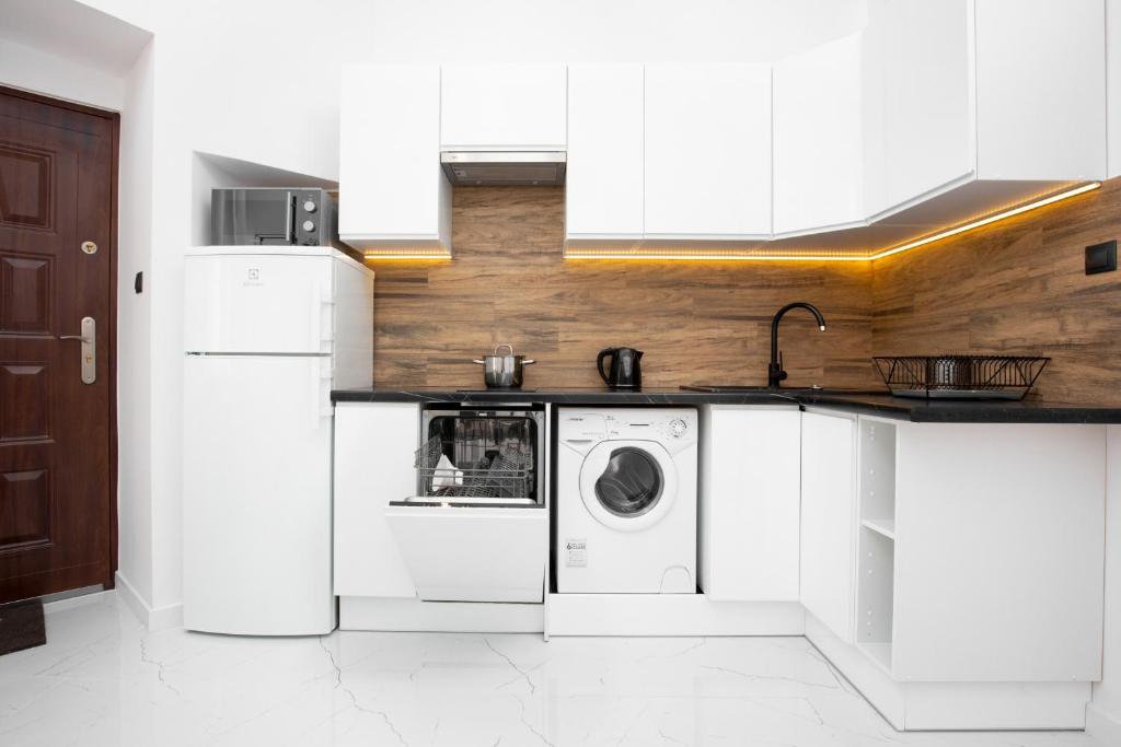 Kuchyňa alebo kuchynka v ubytovaní Apartment Aleje Jerozolimskie 85 by Noclegi Renters