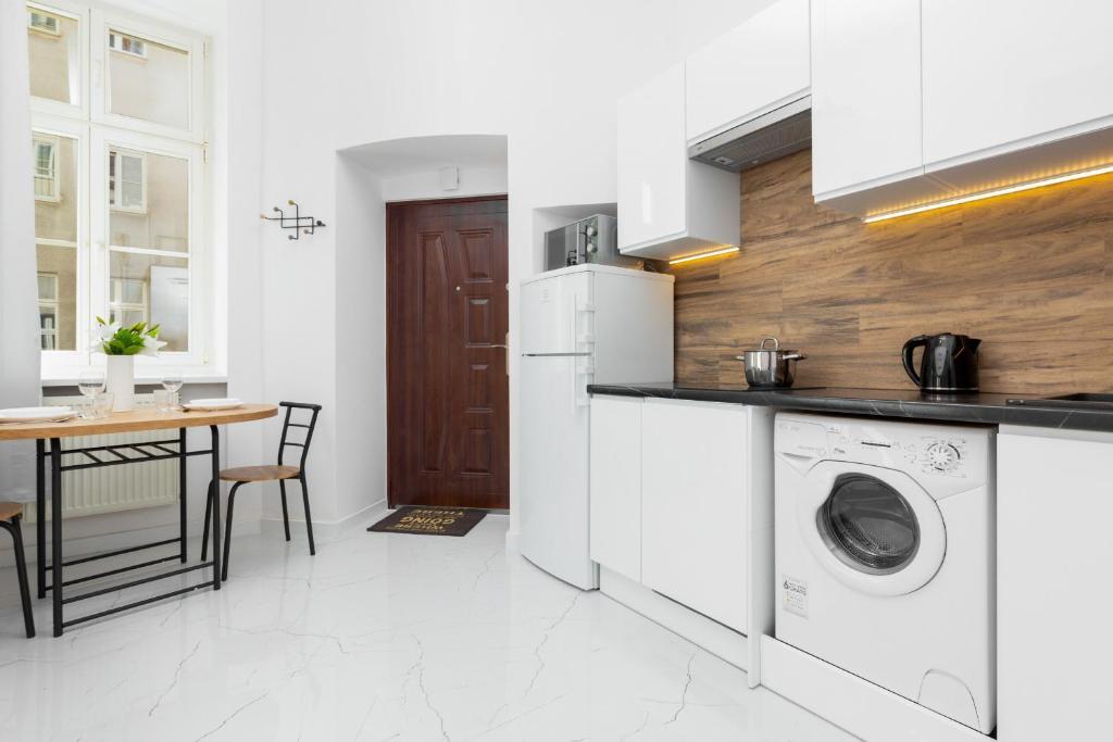 Kuchyňa alebo kuchynka v ubytovaní Apartment Aleje Jerozolimskie 85 by Noclegi Renters