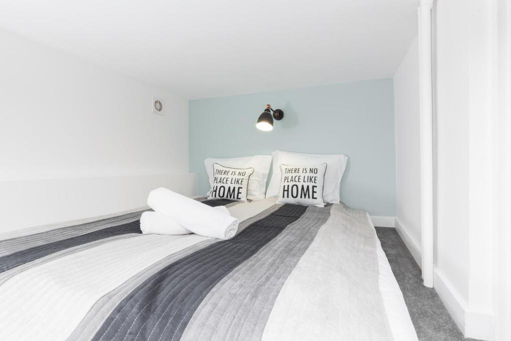 Posteľ alebo postele v izbe v ubytovaní Apartment Aleje Jerozolimskie 85 by Noclegi Renters