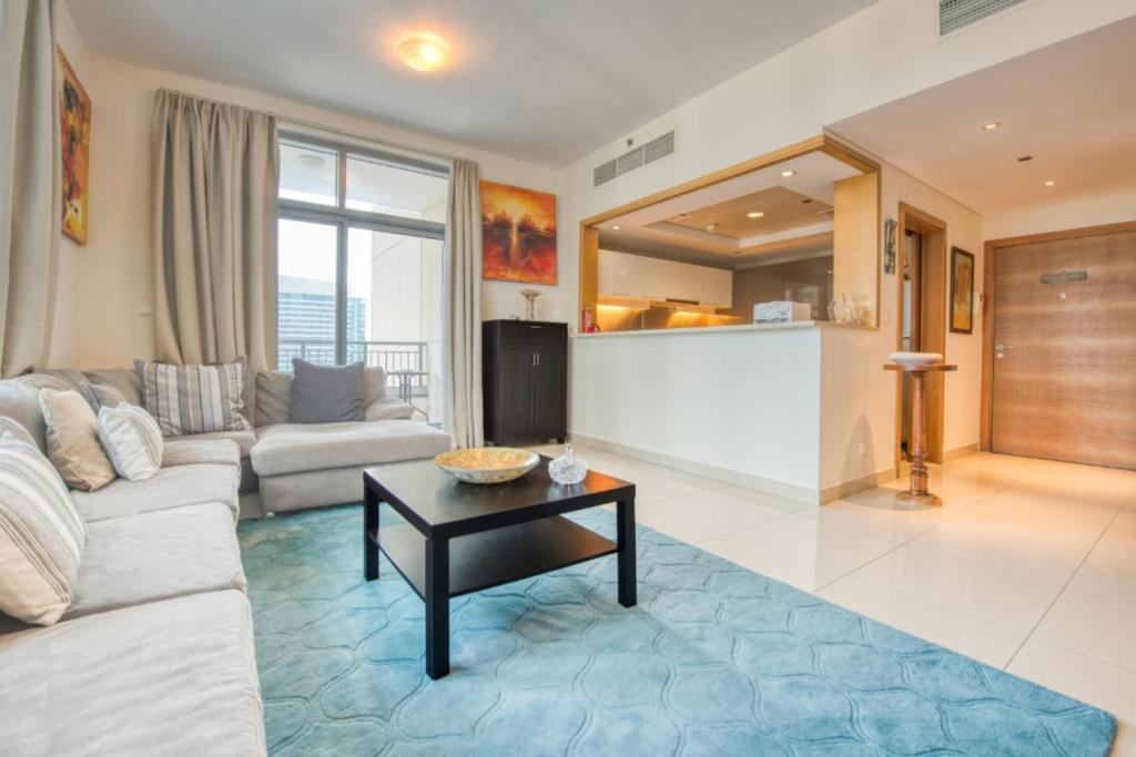 Kuchyň nebo kuchyňský kout v ubytování Close to Burj Khalifa & Dubai Mall with Relaxing Balcony, Claren Tower 1, Downtown Dubai by Deluxe Holiday Homes