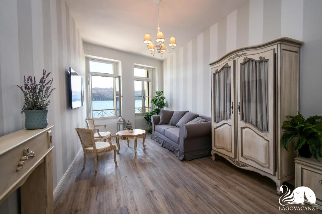 a living room with a couch and a table at Romantic Benaco Salò in Salò
