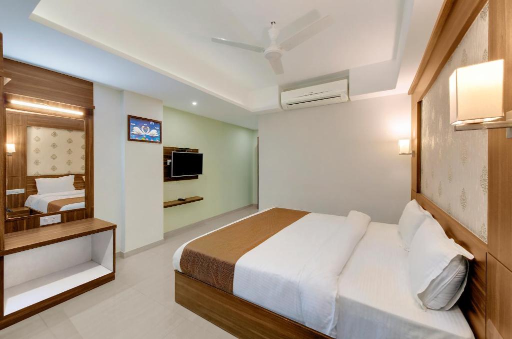 Postel nebo postele na pokoji v ubytování HOTEL SHITAL INN