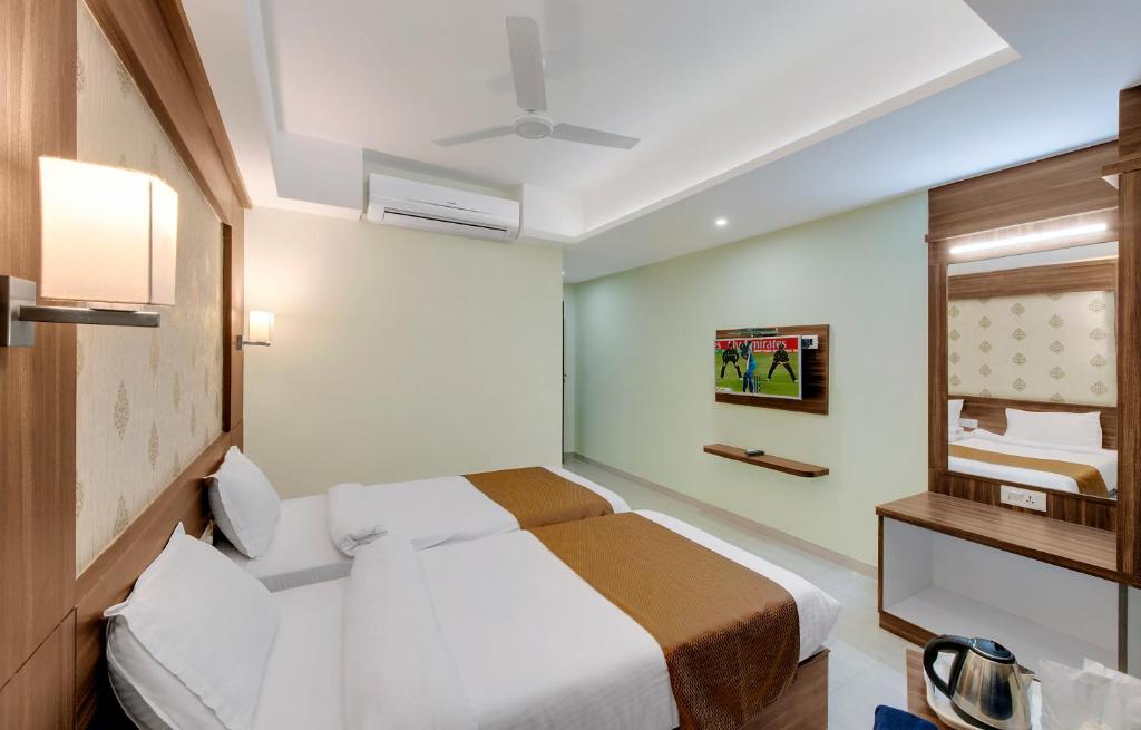 Postel nebo postele na pokoji v ubytování HOTEL SHITAL INN