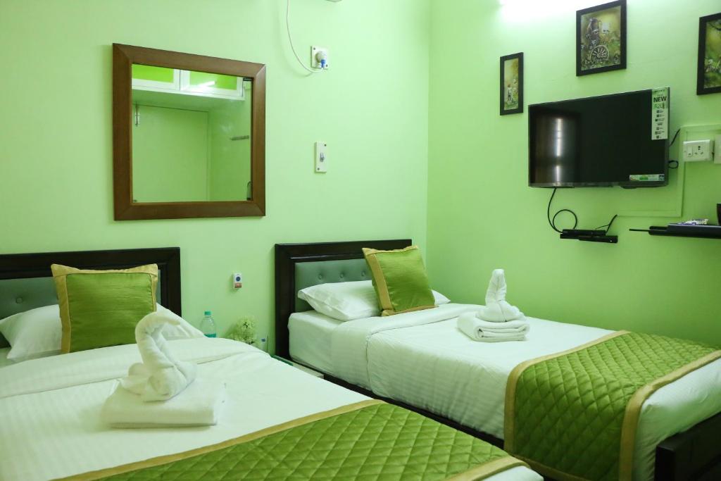 Tempat tidur dalam kamar di Hotel NKC Airport
