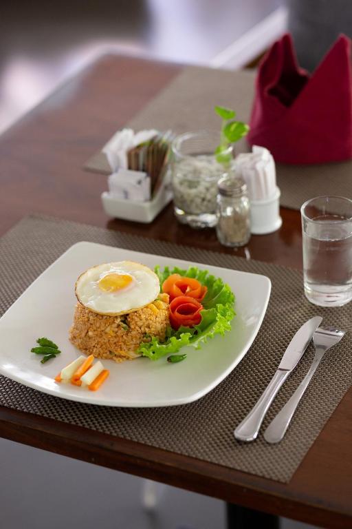 ホテルの敷地内または近くでの食事または食べ物