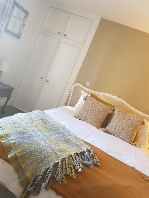 Uma cama ou camas num quarto em The Covenanter Hotel