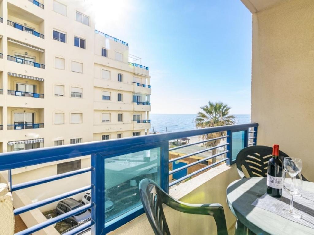 balcón con mesa, sillas y vistas al océano en Apartamento 357, en Marbella