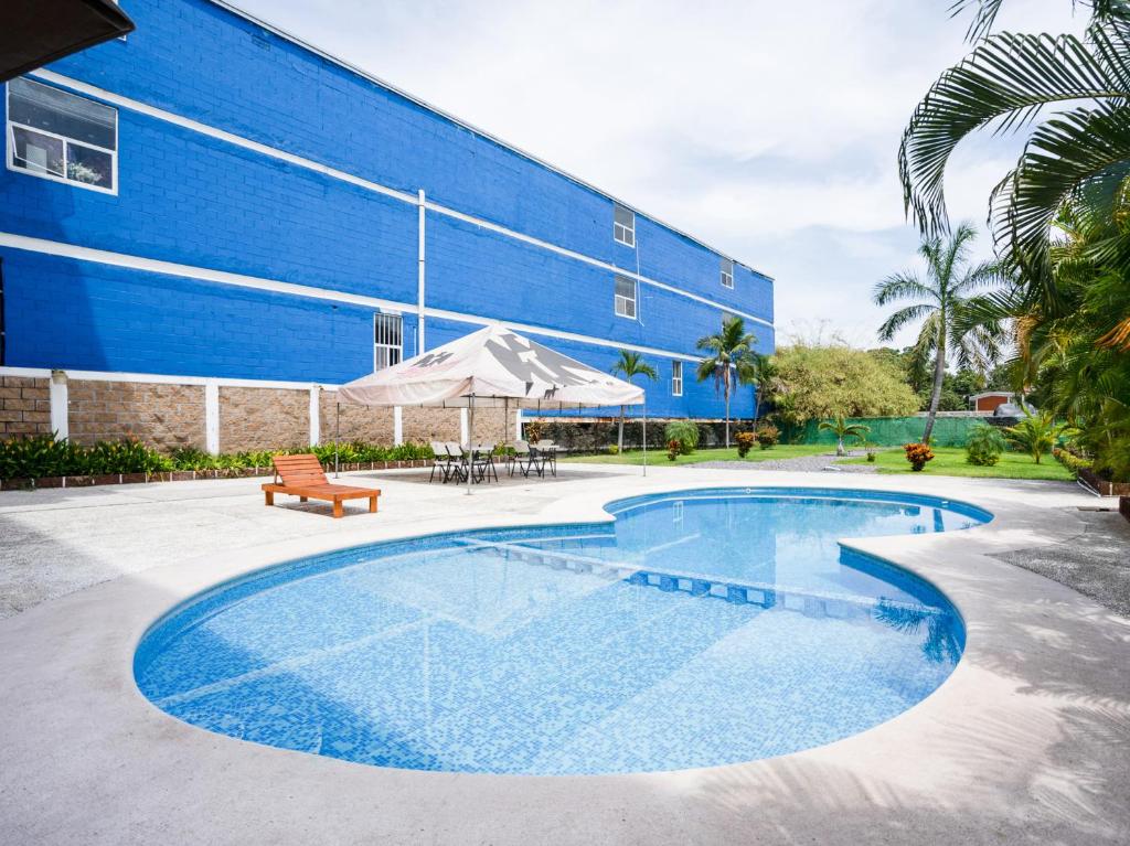 Capital O Hotel Los Caracoles, Acapulcoの敷地内または近くにあるプール
