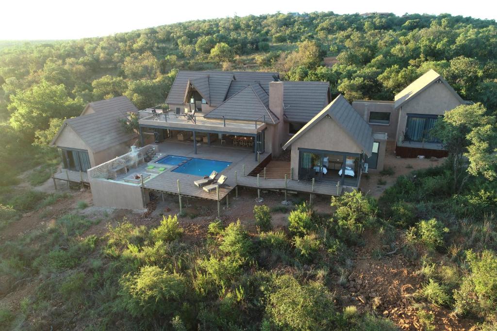 vista aerea di una casa con piscina di Hillside lodge a Moheme