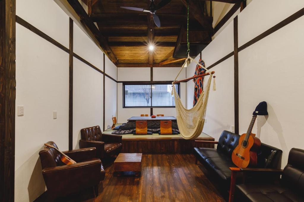 Ein Sitzbereich in der Unterkunft Couch Potato Hostel