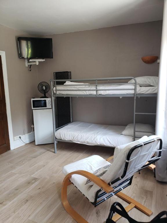 Le Moulin D'onclaire Camping et chambres d'hôtes - Habitación Familiar Con Vistas A La Montaña