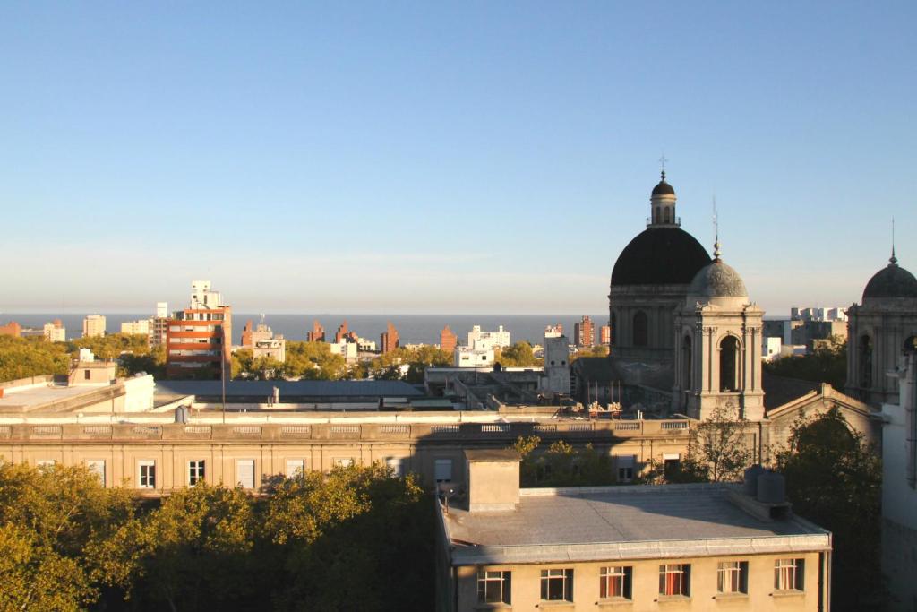 vistas a la ciudad desde el techo de un edificio en Rentline Apartamentos - Skyline, en Montevideo