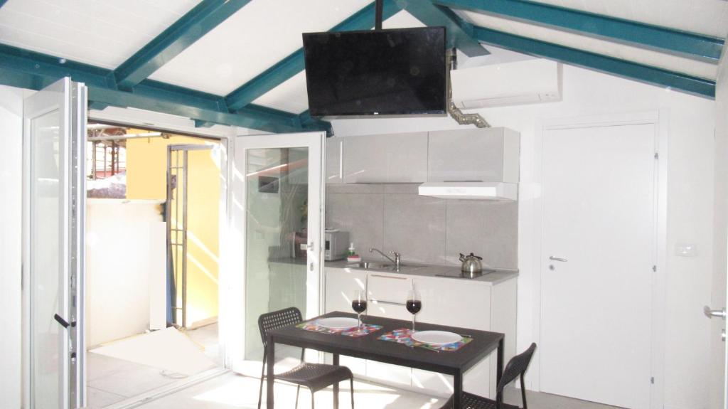 A kitchen or kitchenette at Appartamenti Borghetto San Donato 105