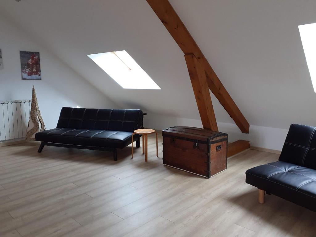 uma sala de estar com mobiliário de couro preto e uma mesa em Gite de la Draye em Crots