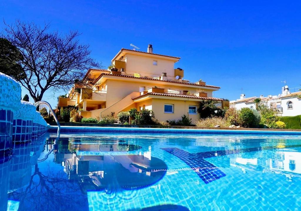 Bazén v ubytovaní Apartamentos Stil Mar Anna - L'Escala Stil Mar alebo v jeho blízkosti
