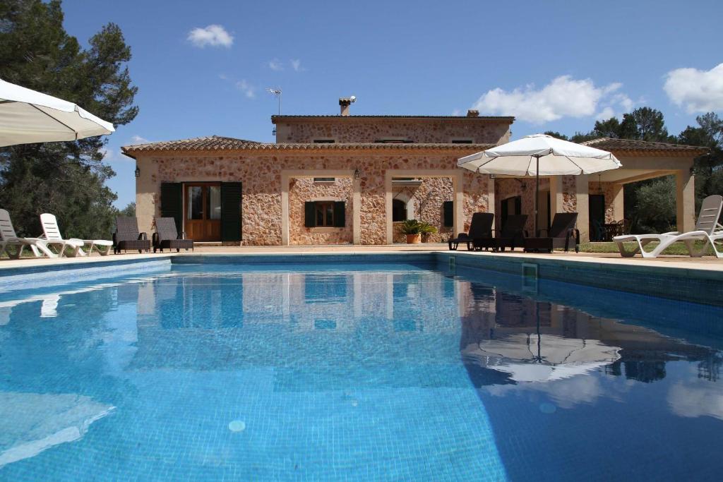 - une piscine en face d'une maison dans l'établissement Villa Beatrice, à Sencelles