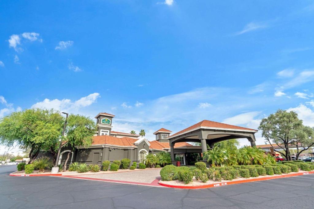 La Quinta Inn & Suites by Wyndham Phoenix Scottsdale photo