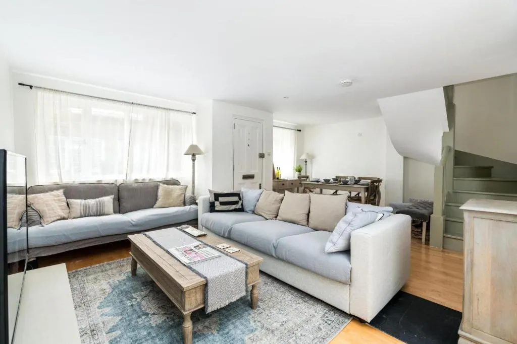3BD Mews House with Courtyard in Kew, Londra, Marea Britanie