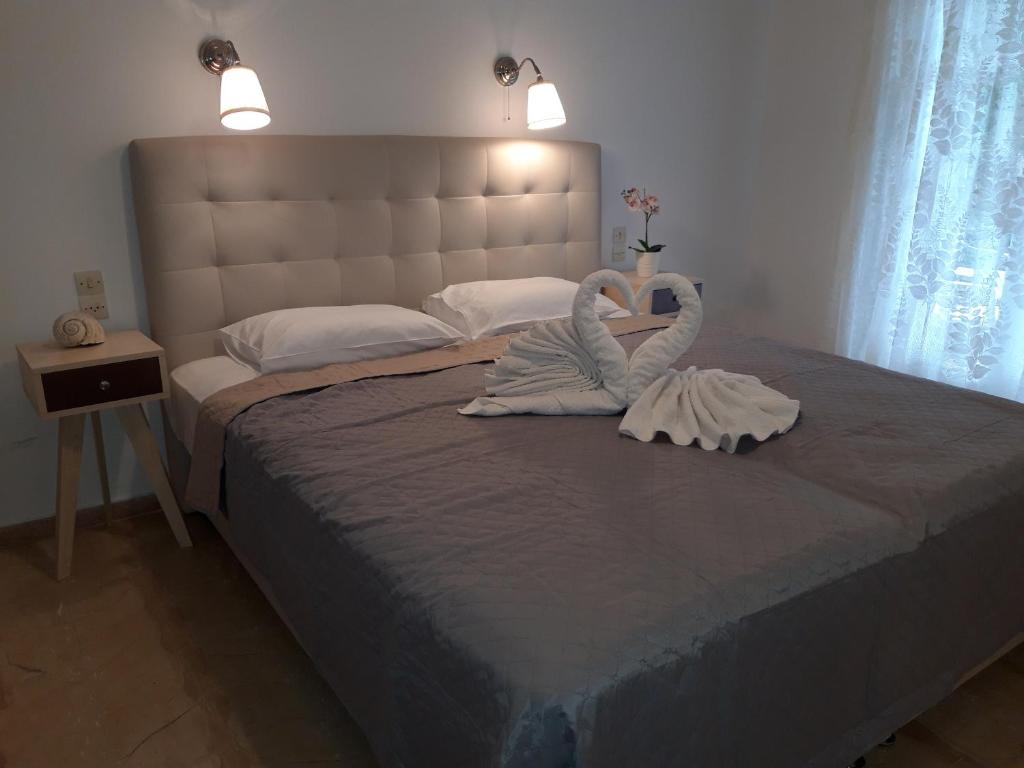 Un dormitorio con una cama con dos cisnes. en Villa Delfini, en Vasiliki