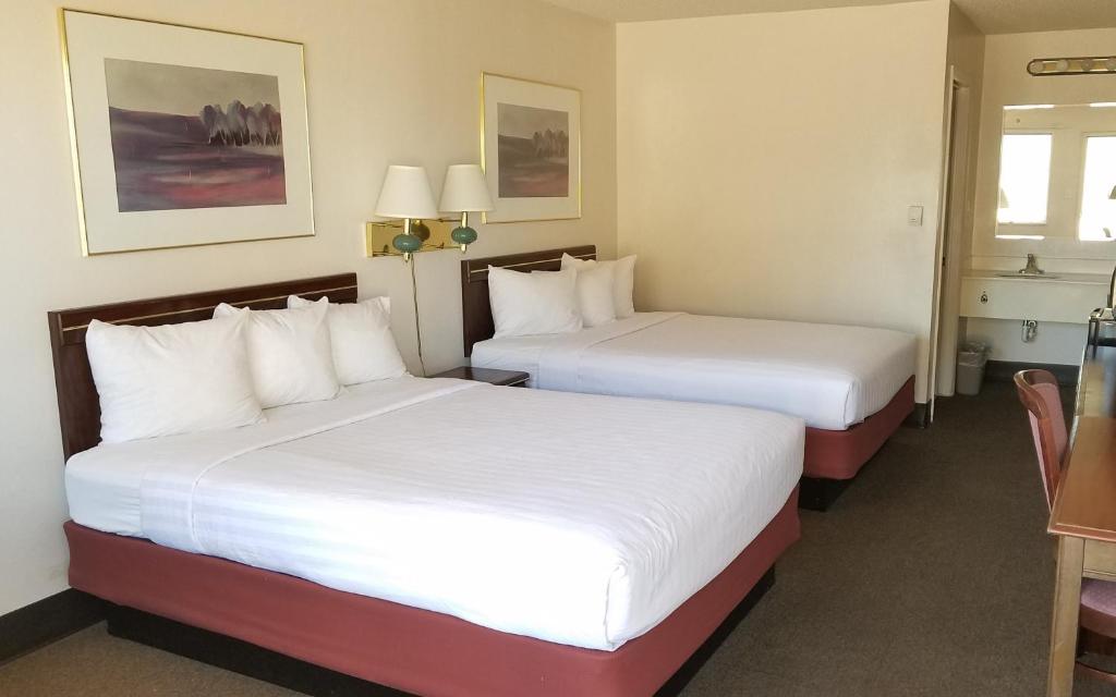 Motel 8 Laramie - Комната королевы с двумя кроватями королевы - некуря