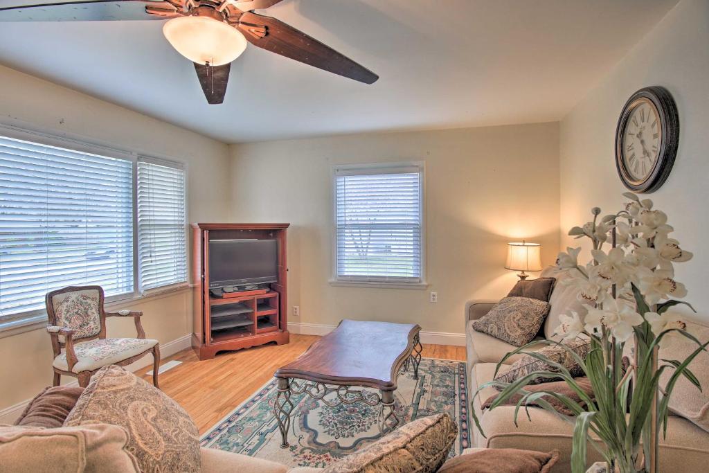 uma sala de estar com um sofá e uma televisão em Beautiful Bartlesville Family Home with Game Room! em Bartlesville