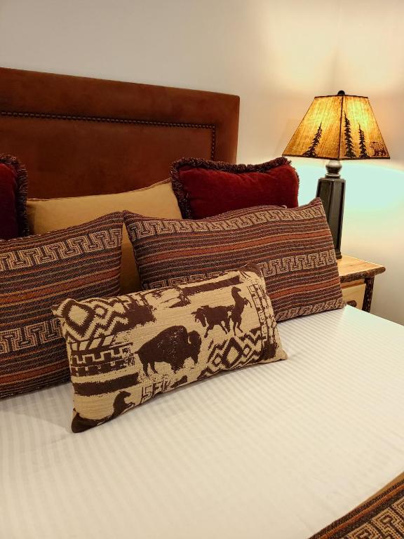 Postel nebo postele na pokoji v ubytování Parkway Inn of Jackson Hole