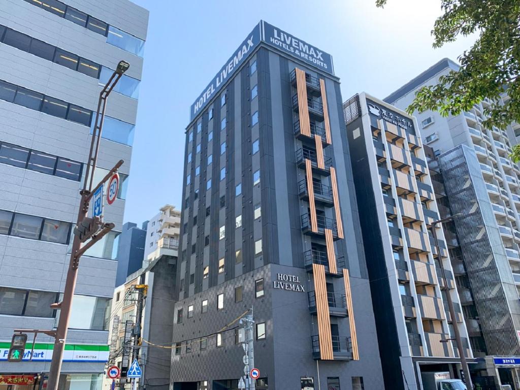 un grand bâtiment au milieu d'une ville dans l'établissement HOTEL LiVEMAX Hakata Nakasu, à Fukuoka