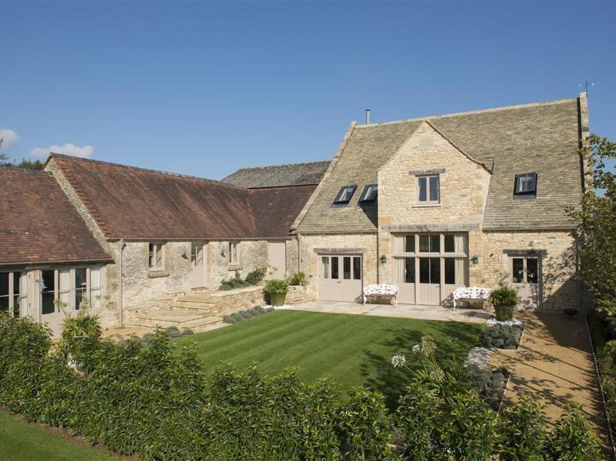 einen Blick auf ein großes Steinhaus mit Hof in der Unterkunft Thorndale Farm Barn 12 Stable Cottage in Shipton