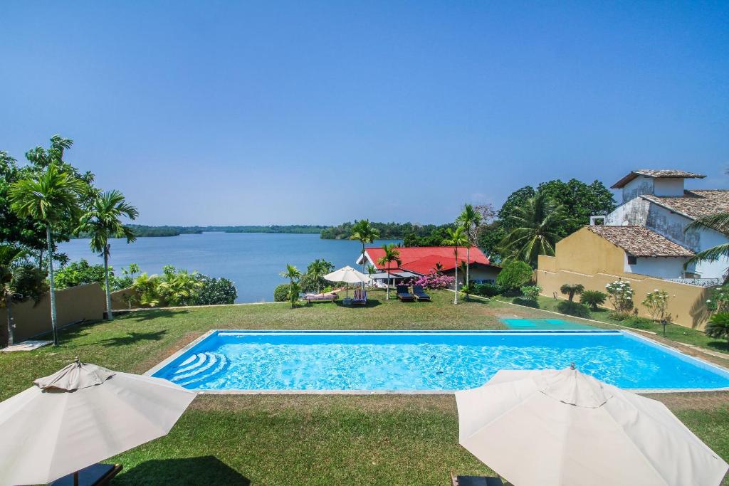 The swimming pool at or close to Kalla Bongo Lake Resort