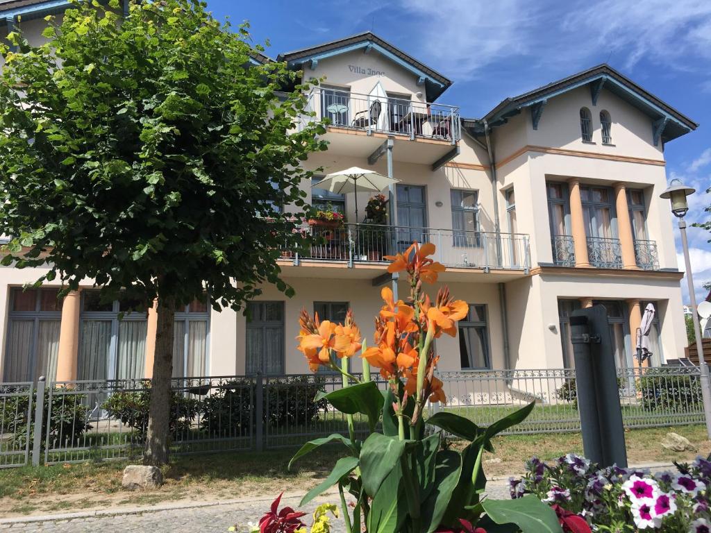 ein Haus mit Blumen davor in der Unterkunft Haus Inge in Heringsdorf