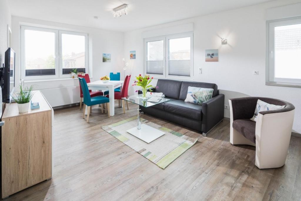 ein Wohnzimmer mit Sofa und Tisch in der Unterkunft Haus Inselzeit in Norderney