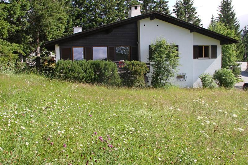 a small house in a field of grass at La Civetta (714 La) in Valbella