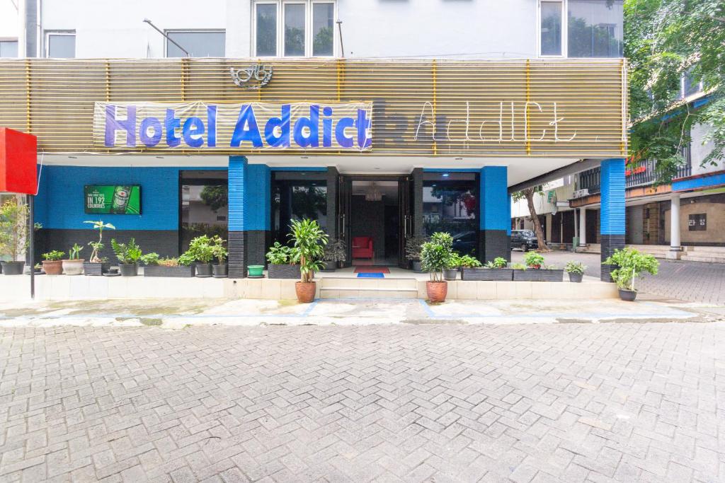 um edifício do Hotel Adelaide numa rua da cidade em RedDoorz near City Walk Lippo Cikarang em Bekasi