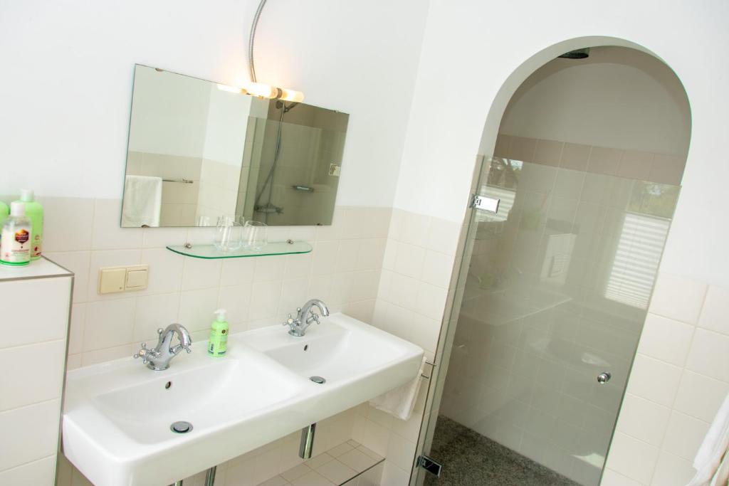 Koupelna v ubytování B&B De Postoari Terschelling