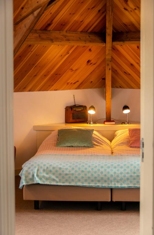 Postel nebo postele na pokoji v ubytování B&B De Postoari Terschelling
