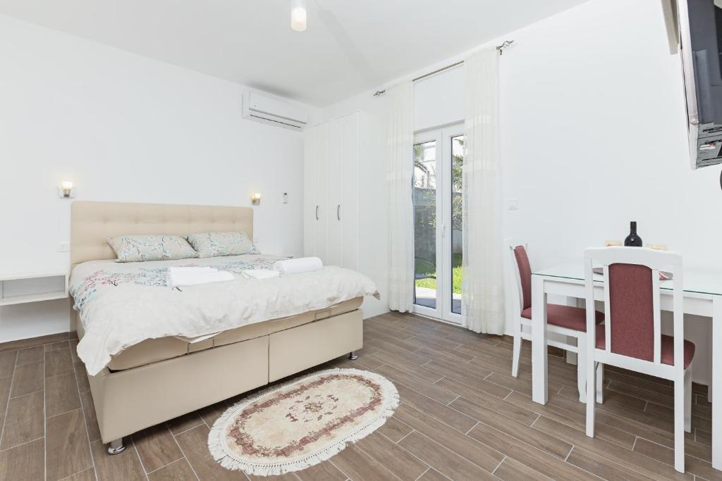 Voodi või voodid majutusasutuse Apartments Natasa toas