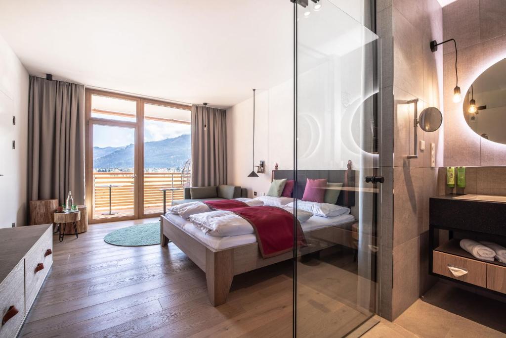Postel nebo postele na pokoji v ubytování Tauern Spa Hotel & Therme