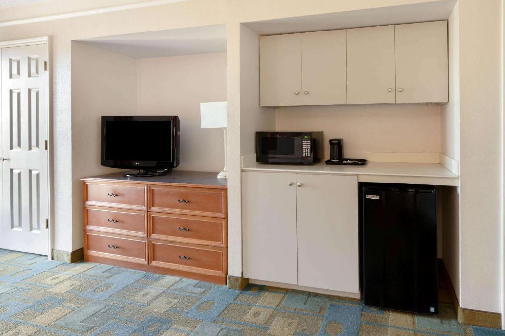 La Quinta Inn by Wyndham Phoenix Sky Harbor Airport - One-Bedroom King Suite - Non-Smoking
