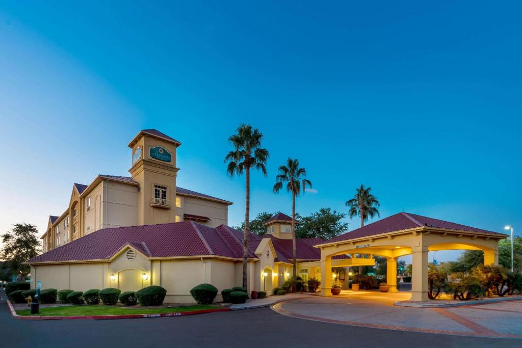 un hotel con una torre dell'orologio sopra di esso di La Quinta by Wyndham Phoenix West Peoria a Peoria