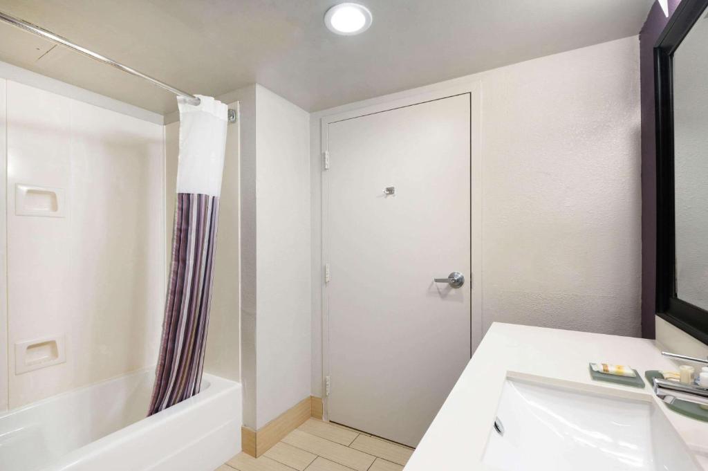 La Quinta Inn by Wyndham North Myrtle Beach photo