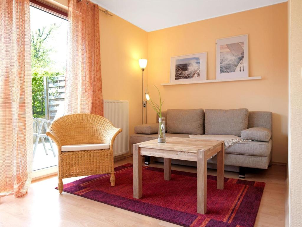 ein Wohnzimmer mit einem Sofa und einem Tisch in der Unterkunft Landhaus Residenz Kirchsee Leuchtfeuer in Insel Poel