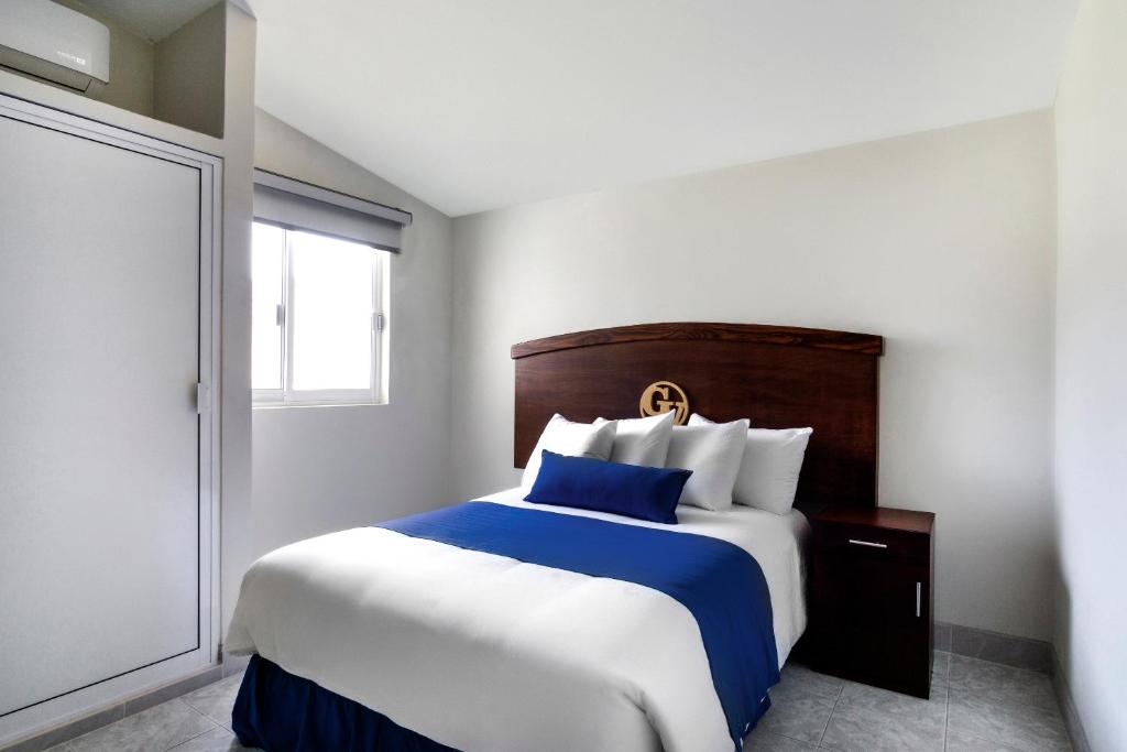 Postel nebo postele na pokoji v ubytování Grand View Suites
